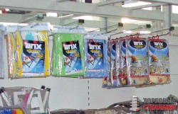 Использование торговых крючков для демонстрации товаров